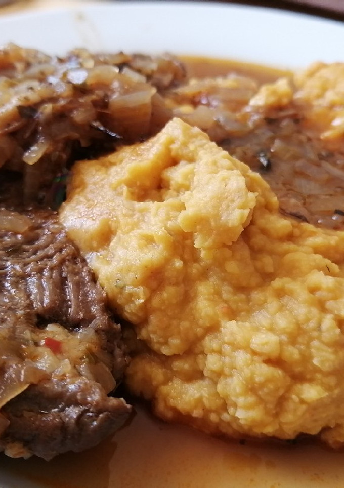 Una foto de Carne al jugo con puré de garbanzos