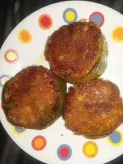 शिमला मिर्च का भरवा(shimla mirch ka bharwan recipe in hindi) रेसिपी मुख्य फोटो