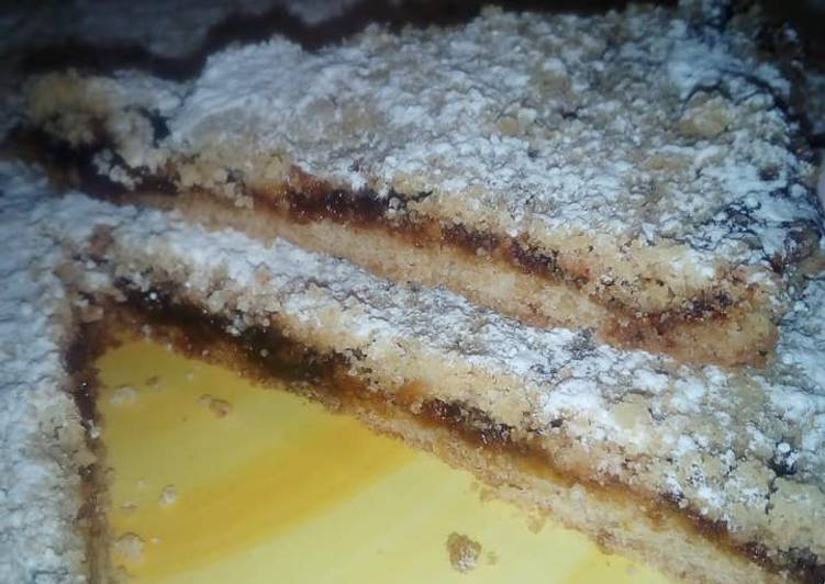 Sbriciolona alla marmellata di fichi con granella di mandorle e buccia di arancio