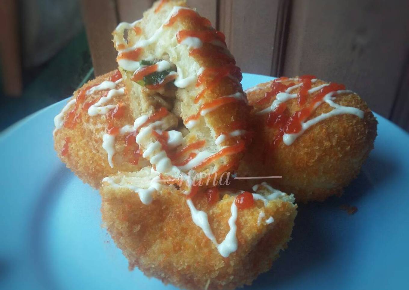 Roti goreng isi ayam cincang