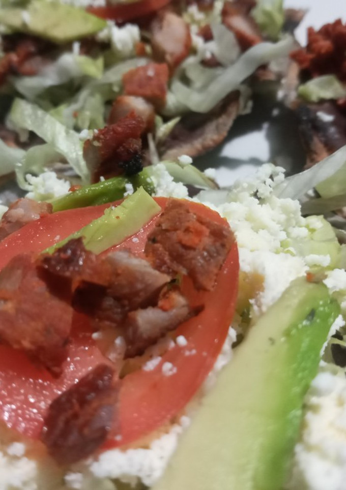 Una foto de Tostadas de maíz azul