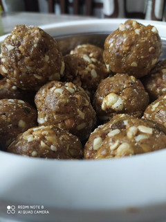 गुड़ लड्डू(Gud ke laddu recipe in Hindi) रेसिपी मुख्य फोटो