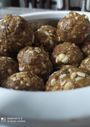 गुड़ लड्डू(Gud ke laddu recipe in Hindi) रेसिपी मुख्य फोटो