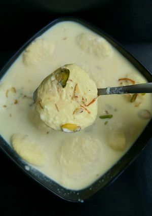 કેસર પિસ્તા રસમલાઈ (Kesar Pista Rasmalai Recipe In Gujarati) રેસીપી મુખ્ય ફોટો