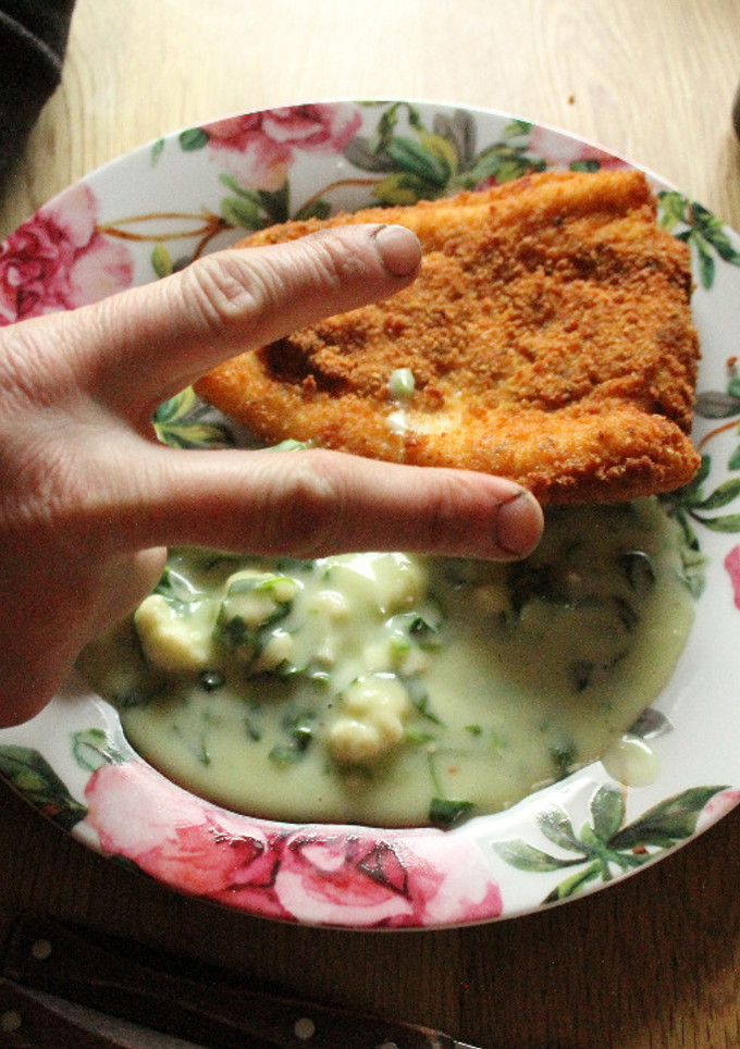 Una foto de Bacalaó milaneseado, y salsa verdolaga cocorita