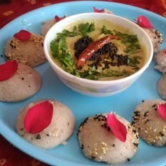 A picture of Khatti methi rose idli.