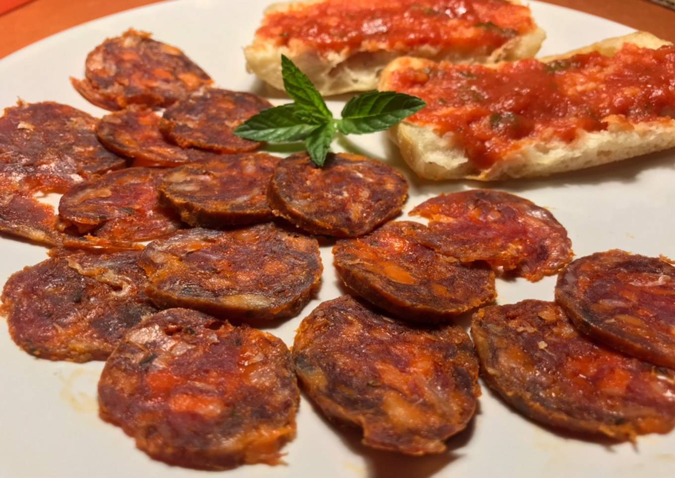 Aperitivo: chorizo con pan y tomate