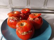 Una foto de tomates rellenos de aguacates y atún
