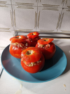Una foto de Tomates rellenos de verano (sin gluten)