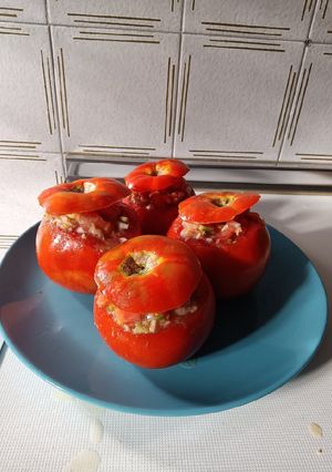 Una foto de Tomates rellenos de verano (sin gluten)