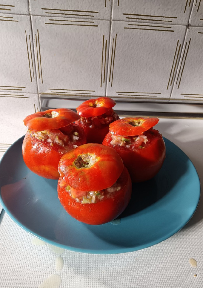 Una foto de Tomates rellenos de verano (sin gluten)
