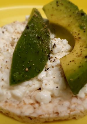 Una foto de Tortita de arroz con queso y aguacate