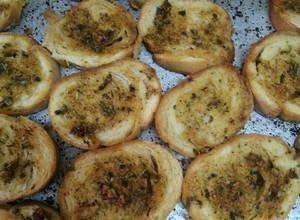 Una foto de Tostadas saborizadas con pan de unos días....nada se tira !!