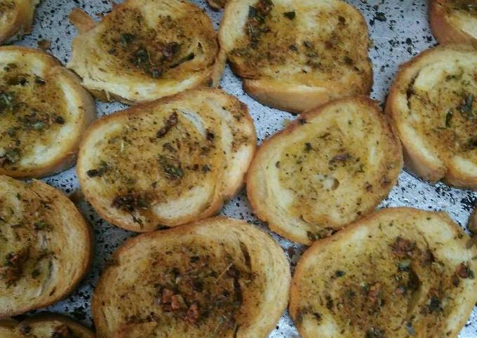 Tostadas saborizadas con pan de unos días....nada se tira !! Receta de  MAMUCHA SILVIA ?- Cookpad