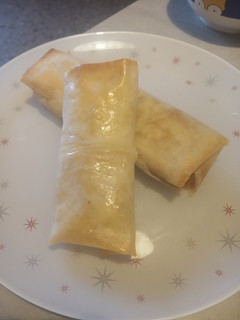 Una foto de Rollitos de masa brick, 2 rellenos diferentes!!! 😍