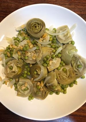 Una foto de Hervido de Alcachofa con Guisantes y Cebolla Tierna