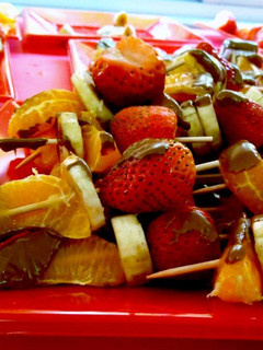 Una foto de Mini brochetas de frutas