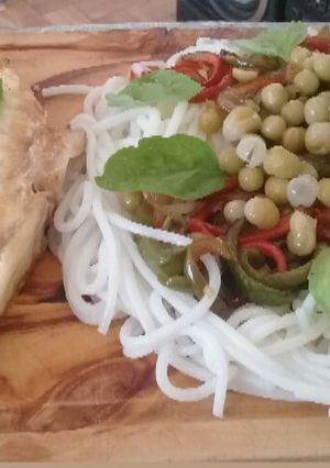 Una foto de Surubi grillado con fideos de arroz y morrones salteados