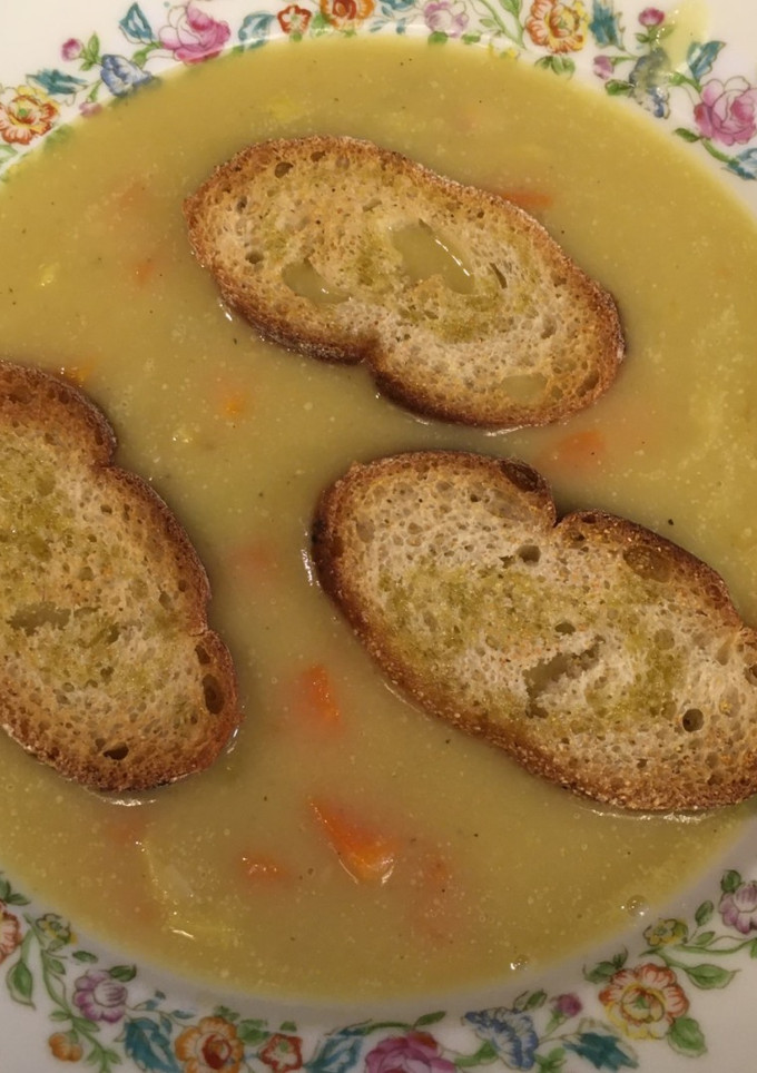 Una foto de Sopa de habas a la francesa
