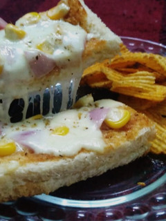 ब्रेड पिज़्ज़ा (bread pizza recipe in Hindi) रेसिपी मुख्य फोटो