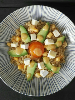 Una foto de Ensalada de quinoa, caqui, aguacate y queso brie