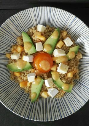 Una foto de Ensalada de quinoa, caqui, aguacate y queso brie