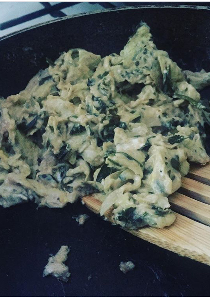 Una foto de Huevos revueltos con Té Verde 