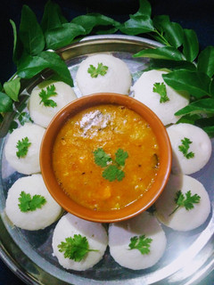 A picture of Idli sambhar.