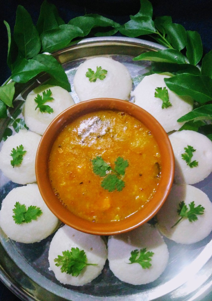 A picture of Idli sambhar.