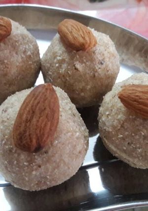 आटे के लाडू (Aate ke ladoo recipe in hindi) रेसिपी मुख्य फोटो