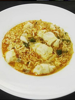 Una foto de Noodles con merluza en caldo de morralla