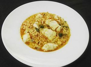 Una foto de Noodles con merluza en caldo de morralla