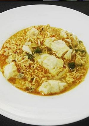 Una foto de Noodles con merluza en caldo de morralla