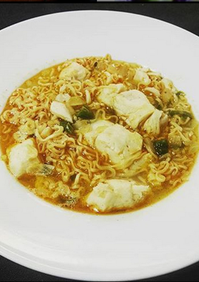 Una foto de Noodles con merluza en caldo de morralla