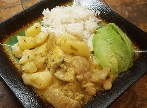 Una foto de Papas con cuero de cerdo en salsa de maní 🥔🐷