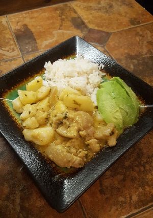 Una foto de Papas con cuero de cerdo en salsa de maní 🥔🐷