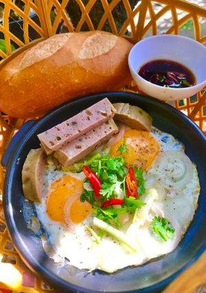 A picture of Bánh mì ốp La with Beef Sausage.