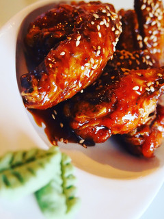 Una foto de Alitas de pollo con salsa wasabi dulcepicante