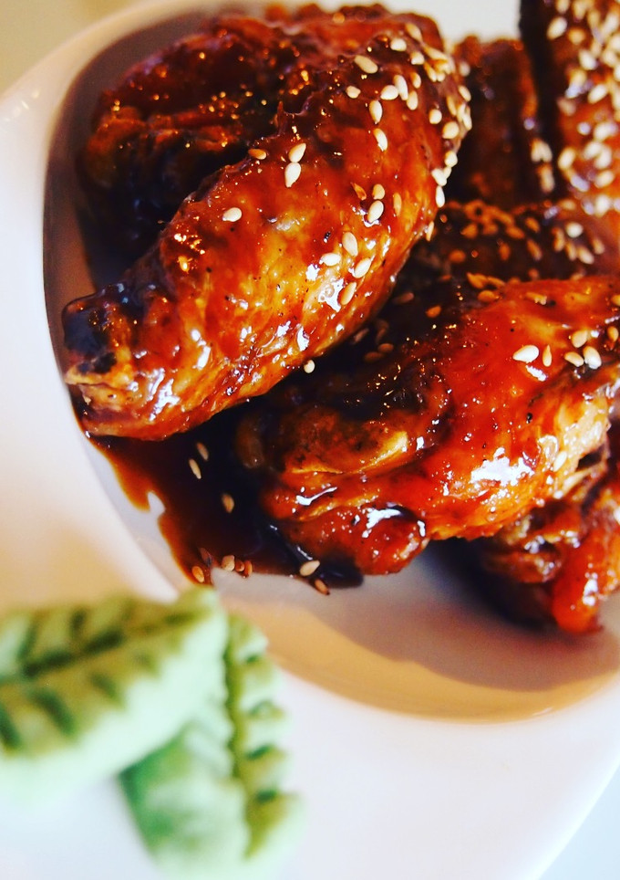 Una foto de Alitas de pollo con salsa wasabi dulcepicante