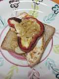 Montadito de pavo, pimiento, tortilla y cebolla caramelizada