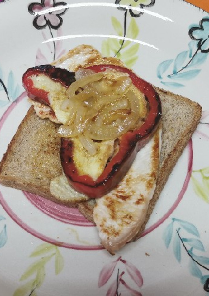 Una foto de Montadito de pavo, pimiento, tortilla y cebolla caramelizada