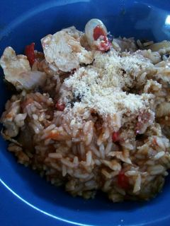 Una foto de Arroz con pollo y hongos