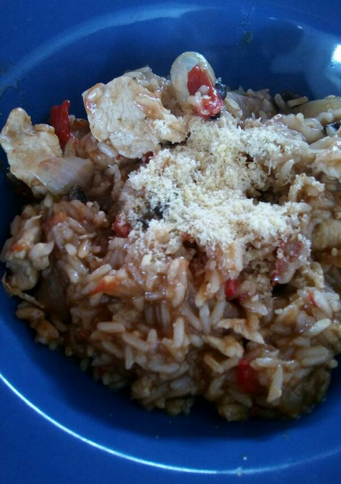 Una foto de Arroz con pollo y hongos