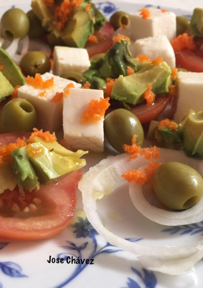 Una foto de Ensalada fresca sencilla con Aguacates