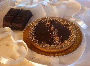 Foto di Crostata veg con confettura di fragole e ganache di cioccolato