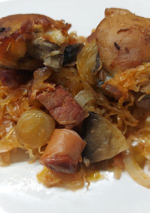 Savanyú káposzta ágyon sült csirkecombok recept fotója