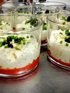Una foto de Mousse de bacalao confitado con gelatina de piquillo y toques de ajo negro