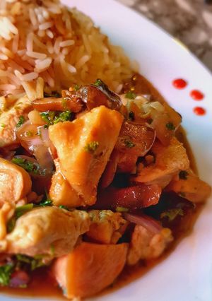 Una foto de Pollo con hongos al ostión