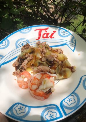 Hình của món Hoàn thánh tôm thịt sốt tỏi tương.