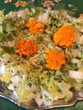 Salade de courgettes râpées,scarole et tagetes (sauce curry)